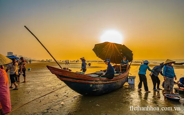 Du khách mua hải sản tại thuyền